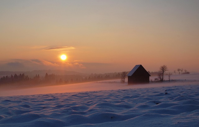 Sonnenuntergang über einem mit Solarpanels ausgestatteten Haus in Deutschland