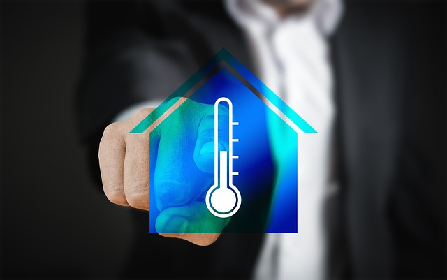 Smart-Home-Integrationsspezialist beim Konfigurieren von Heimautomationssystem